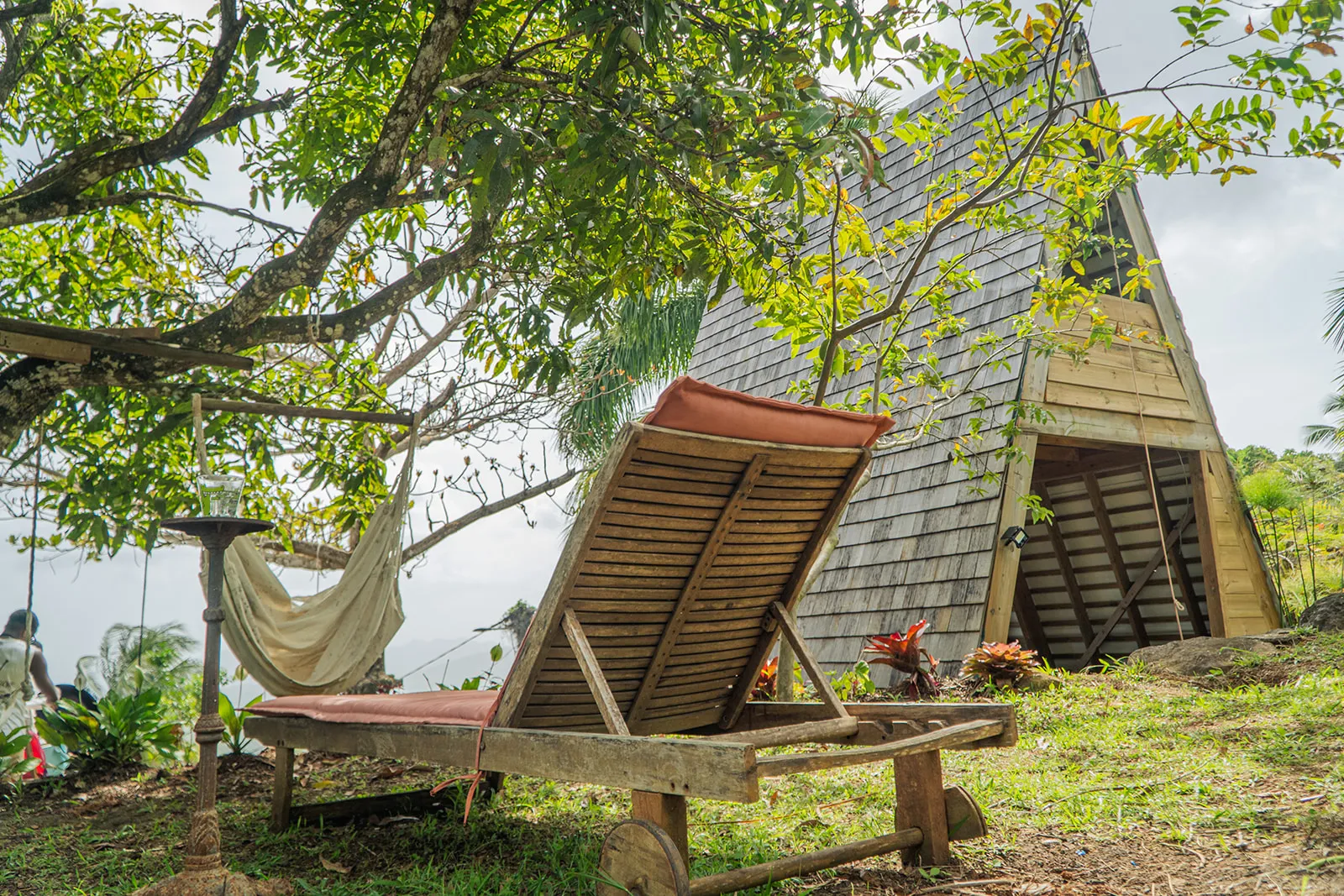The Les Vendredis garden: a lounger, a hammock and the A-frame under the trees