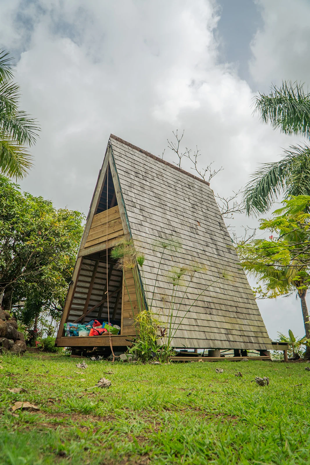 La cabane A-frame en bardeaux de Wapa, Sainte-Luce, Martinique