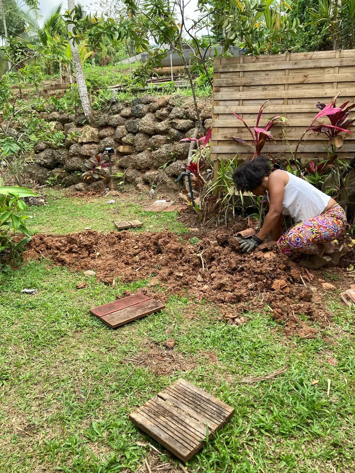 Closing the trenches by hand in the red earth