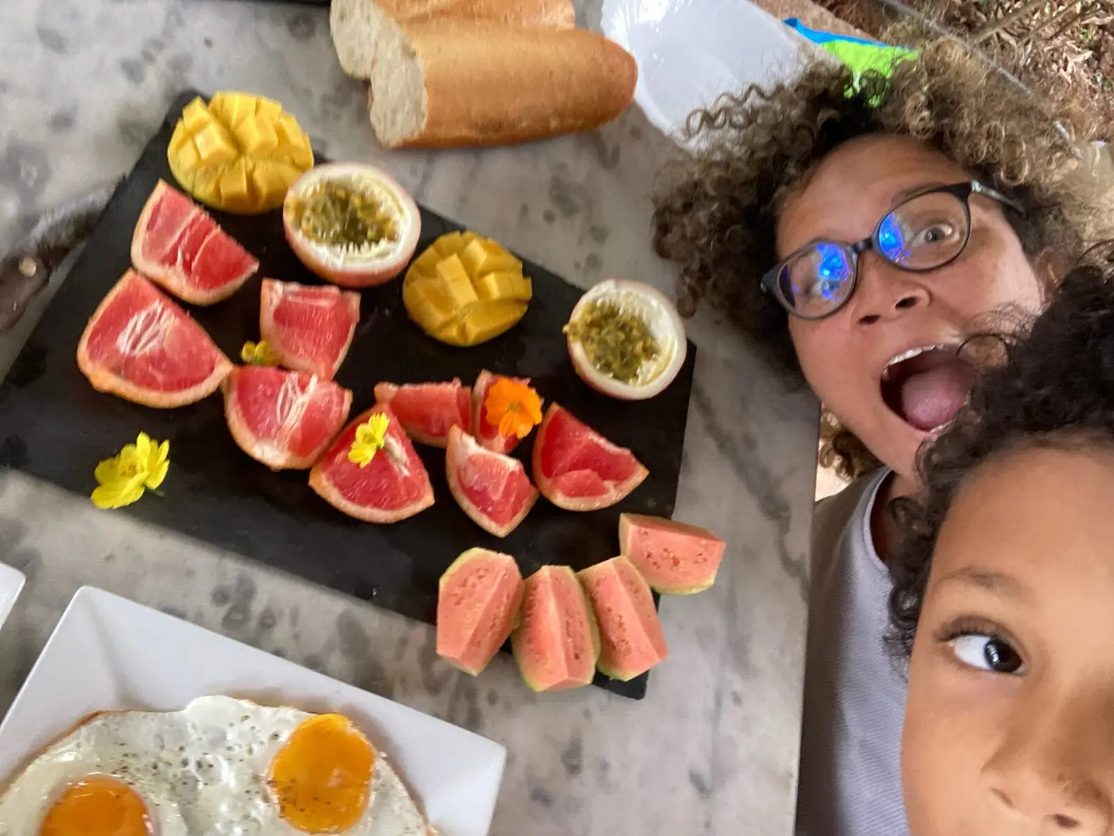 Petit déjeuner avec fruits du jardin aux Vendredis