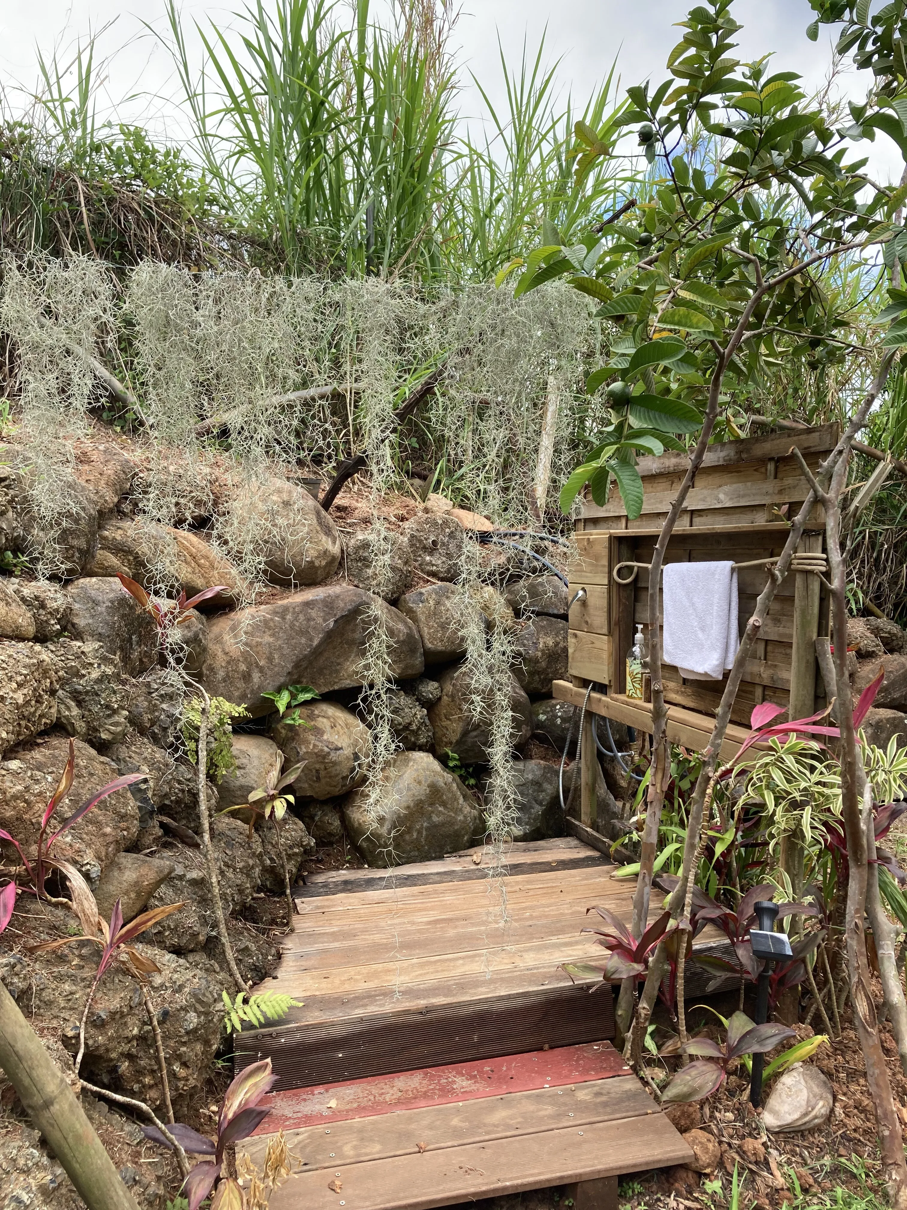 Espace de douche extérieure dans le jardin, Les Vendredis