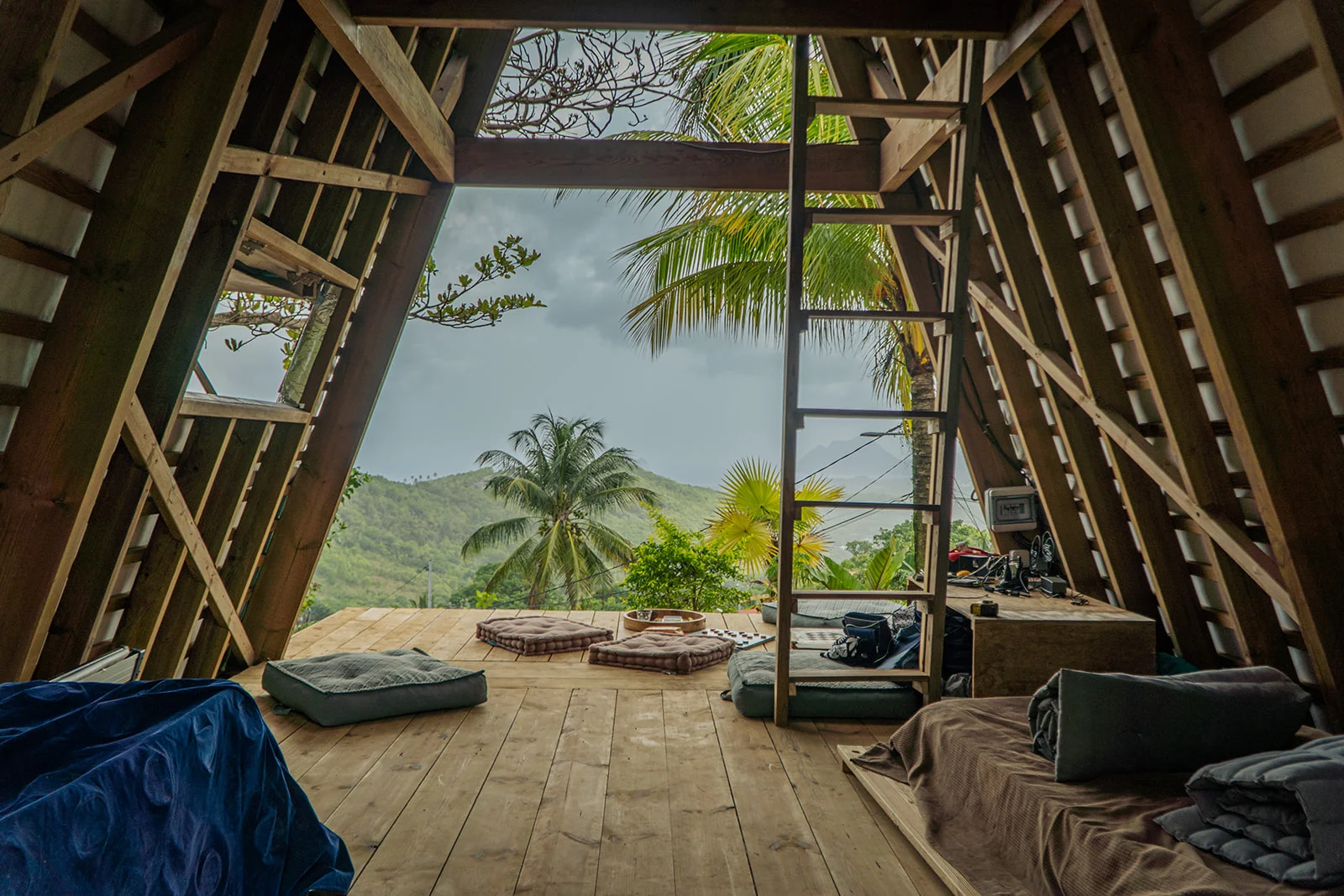 Intérieur de l'A-frame, plancher bois, ouverture sur les mornes, Les Vendredis