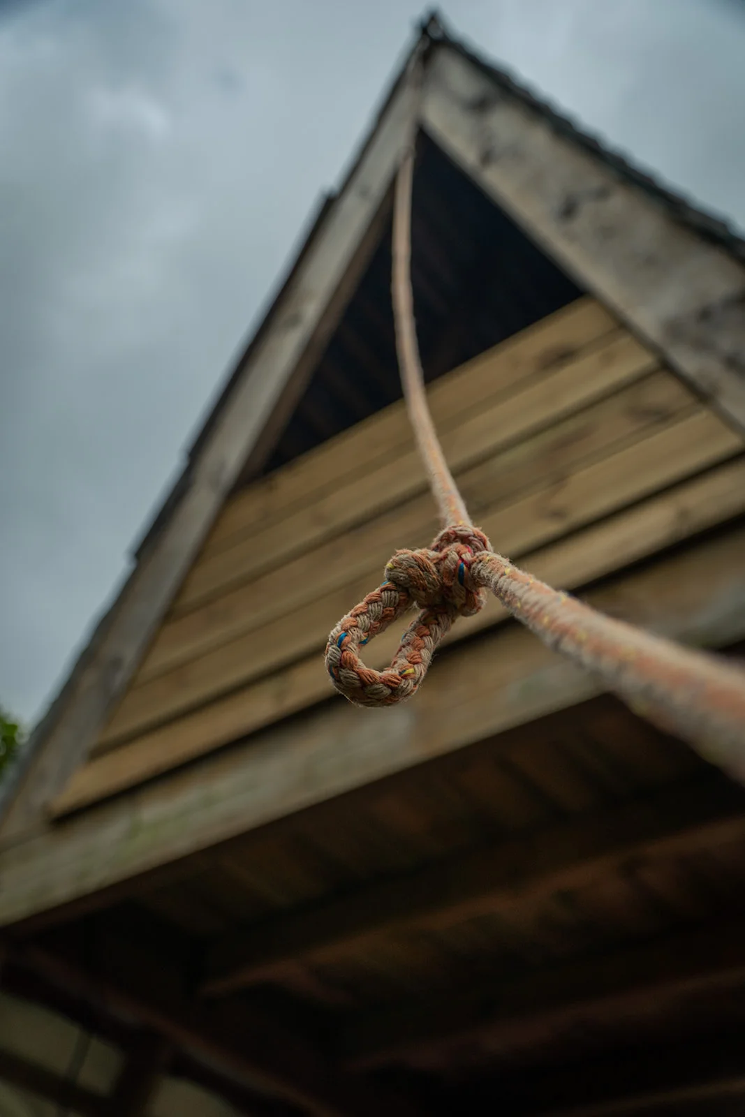 Nœud de corde tressée, pointe de la A-frame en contre-plongée, Les Vendredis