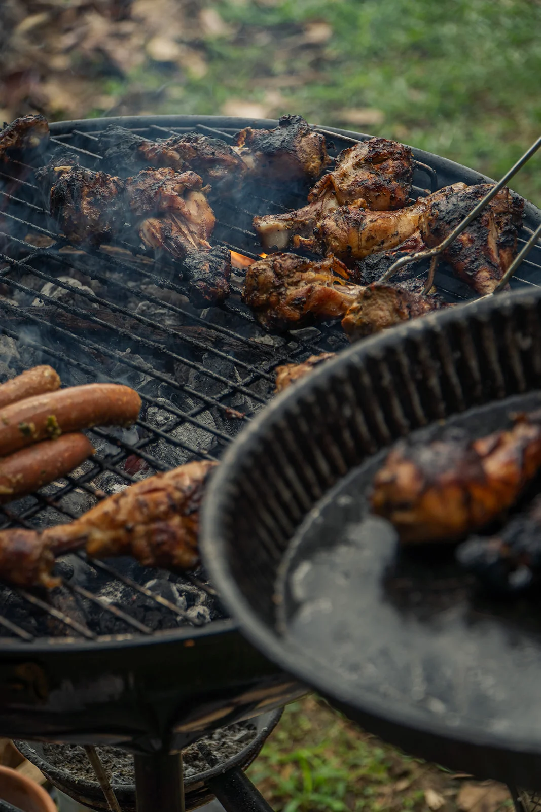 Barbecue : viandes grillées sur la grille, fumée, Les Vendredis