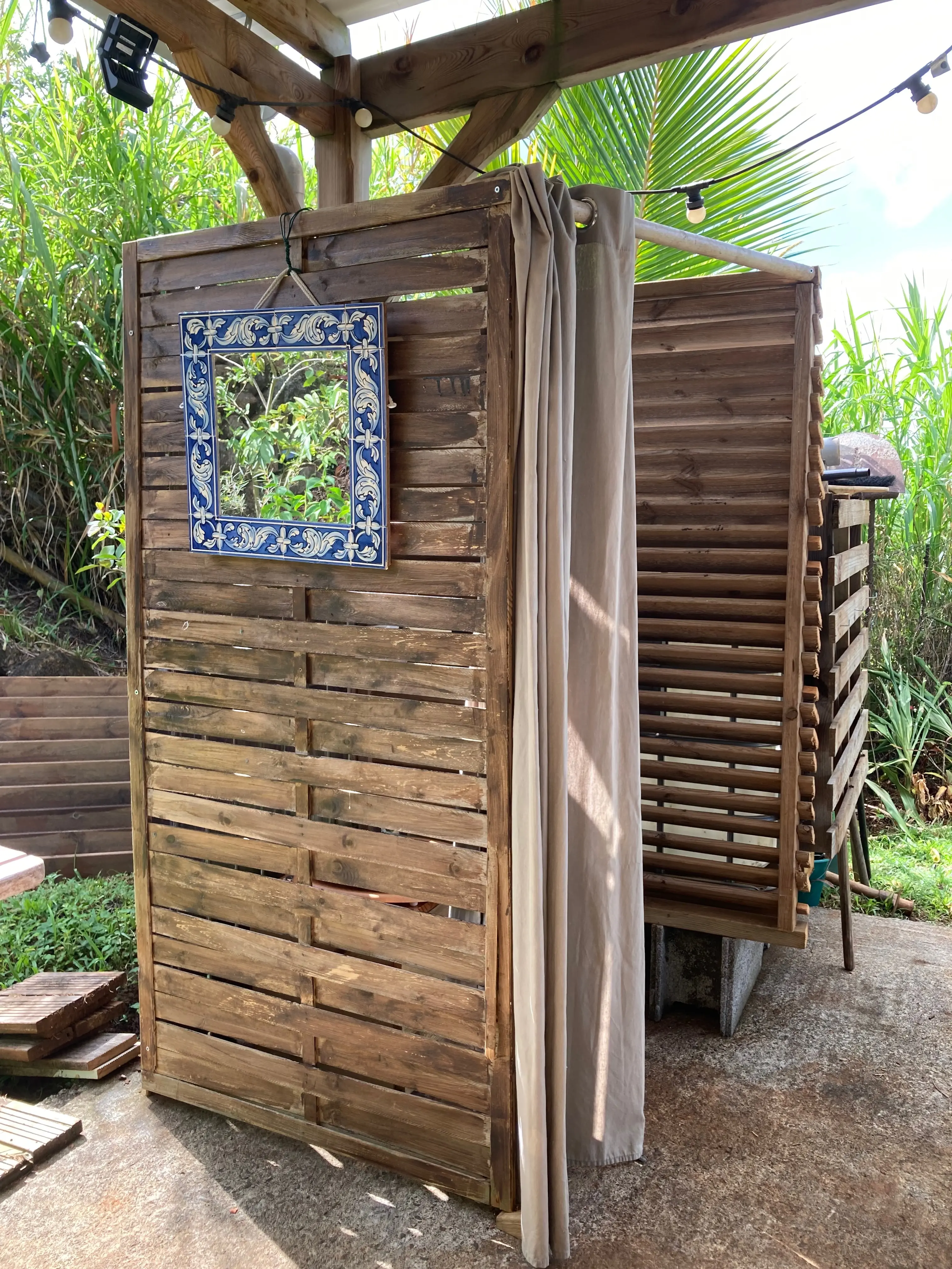 Facade of the dry toilet cabin