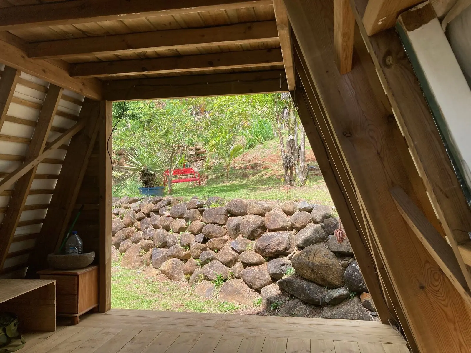 Vue depuis l'intérieur de l'A-frame sur le jardin et les rochers, Martinique